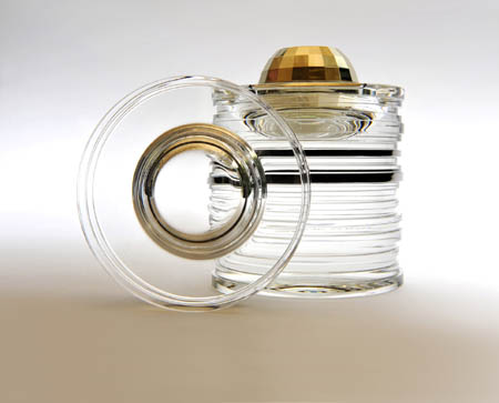 顶级美妆品牌clé de peau BEAUT&Eacute; CPB肌肤之钥，自1982年诞生以来，不断开创美妆界的传奇故事，2012年更为庆祝全球CPB肌肤之钥30周年庆，特别推出全美妆市场上至今最高收藏价纪录的顶级乳霜「金致乳霜三十周