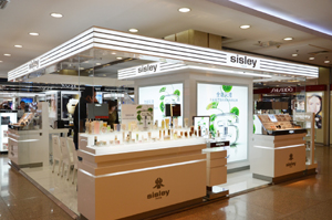来自法国的高端奢华植物护肤专家sisley希思黎,位于北京当代商城的专柜在近日开业,据了解,sisley希思黎进入中国市场多年,悉心经营下,其首创的“植物美容学”理念深受中国消费者的认同,“安全、自然、有效”的美